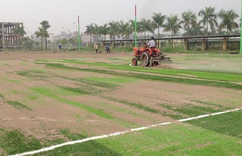 Hoạt động, cán nền, trải đá và phun nước để nén bề mặt sân