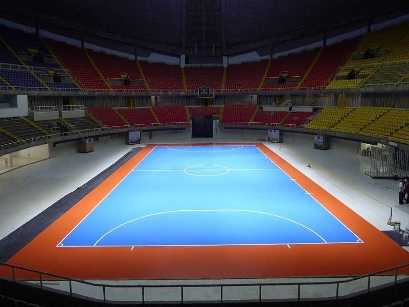 Futsal là môn bóng đá được chơi trong nhà thay vì sân cỏ 