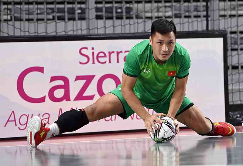 Thủ môn là vị trí bảo vệ khung thành trong môn futsal