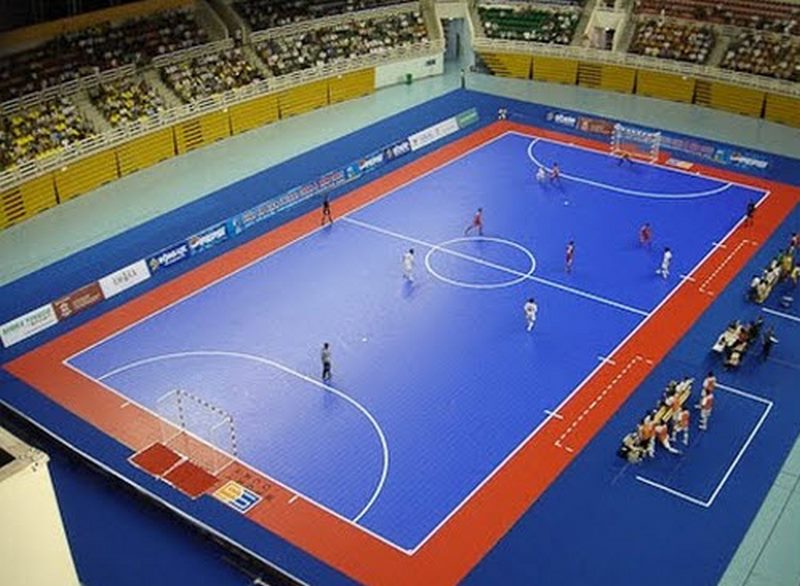 Sân thi đấu trong nhà của Futsal được thiết kế theo tiêu chuẩn