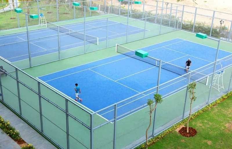 Sân tennis có đầy đủ các bộ phận trong đó có ghế trọng tài