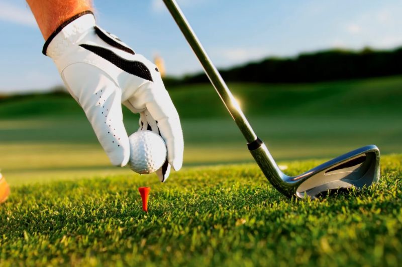 1 sân golf có bao nhiêu lỗ